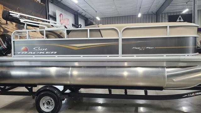 Sun Tracker Party Barge 18 DLX