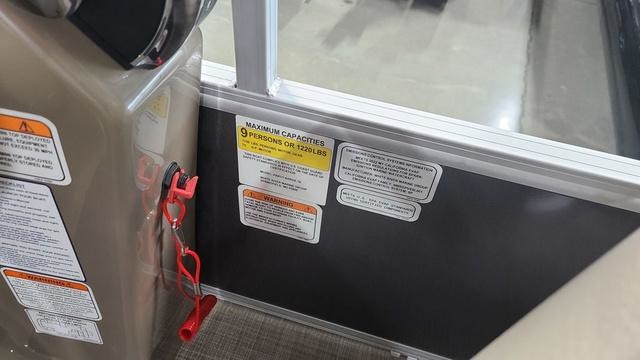 Sun Tracker Party Barge 18 DLX