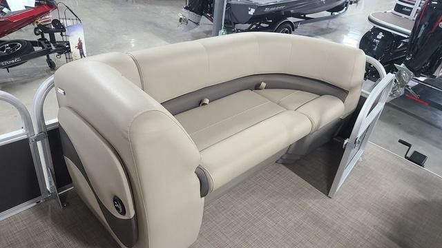 Sun Tracker Party Barge 18 DLX