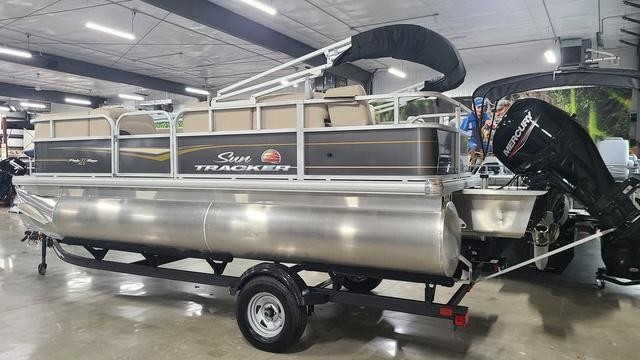 Sun Tracker Party Barge 18 DLX