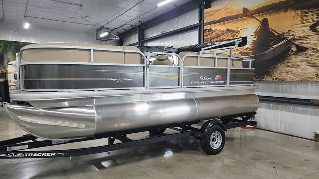 Sun Tracker Party Barge 18 DLX
