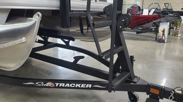 Sun Tracker Party Barge 18 DLX