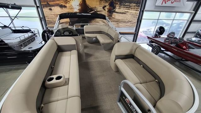 Sun Tracker Party Barge 18 DLX