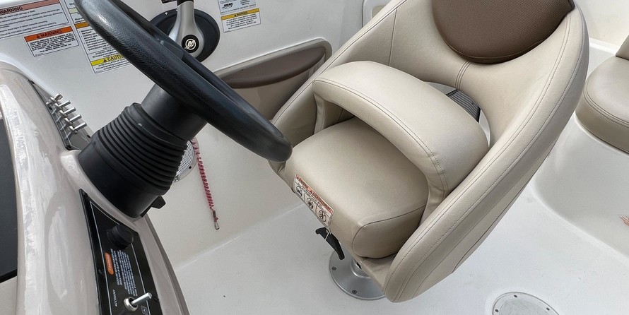 Bayliner 215 Deck Boat