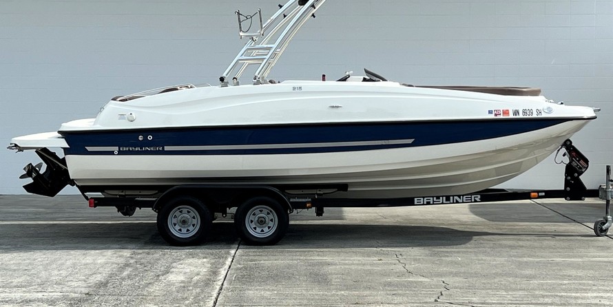 Bayliner 215 Deck Boat