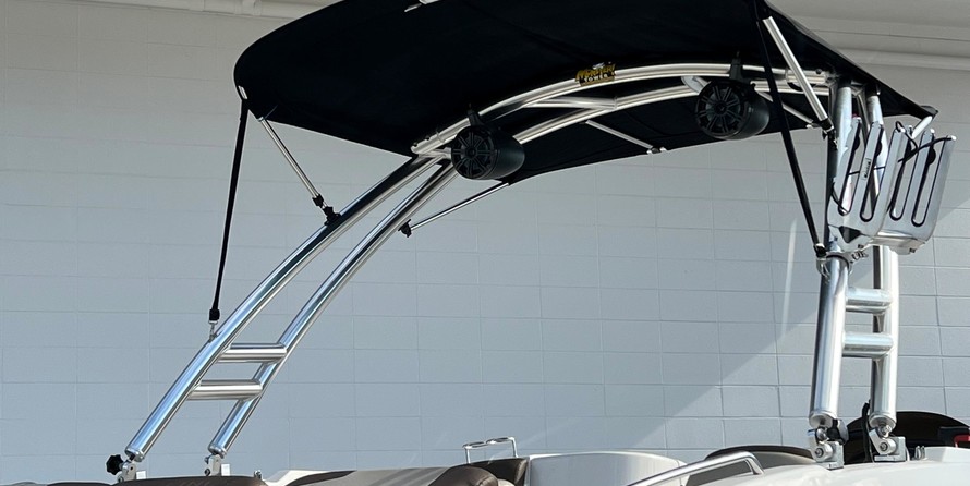 Bayliner 215 Deck Boat
