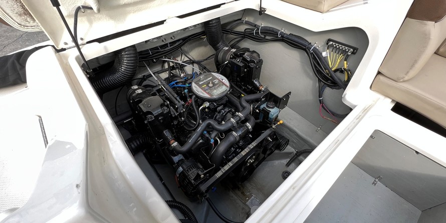 Bayliner 215 Deck Boat