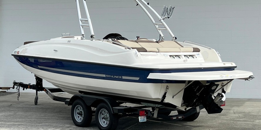 Bayliner 215 Deck Boat