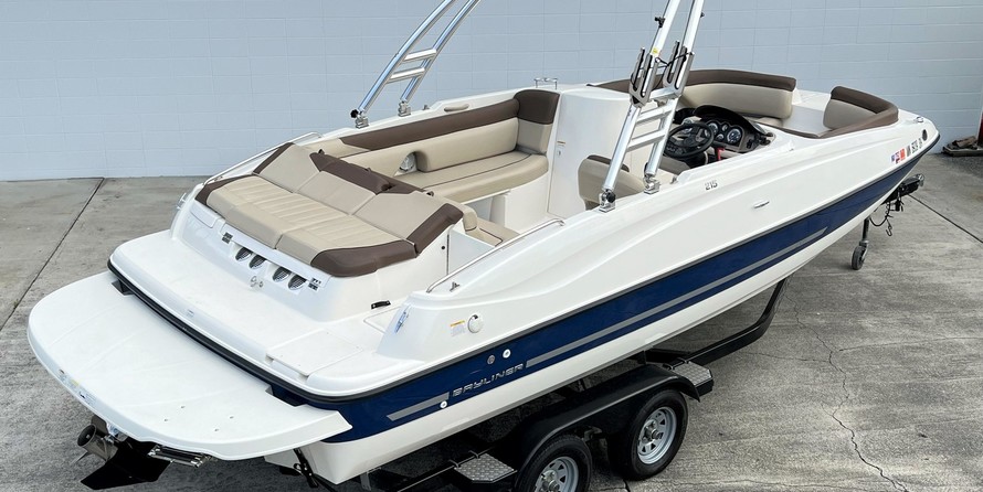 Bayliner 215 Deck Boat