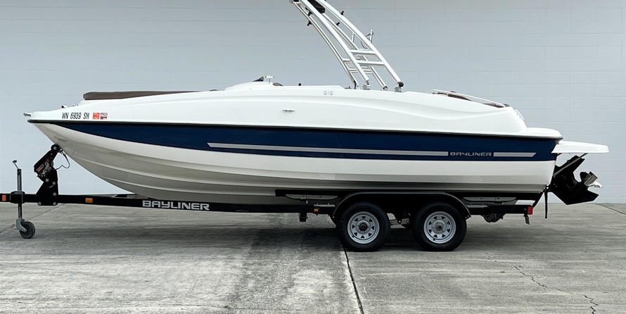 Bayliner 215 Deck Boat