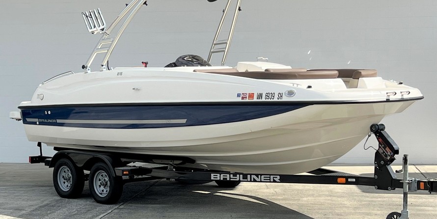 Bayliner 215 Deck Boat
