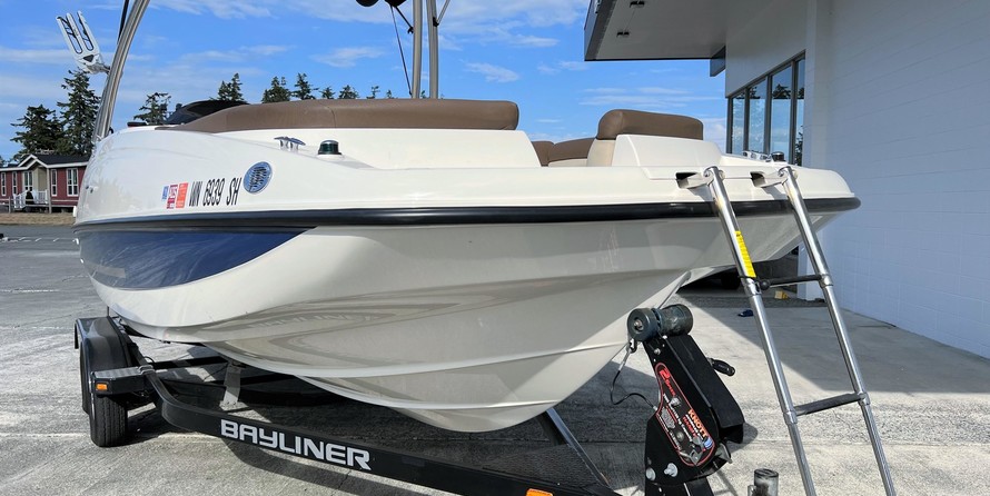 Bayliner 215 Deck Boat