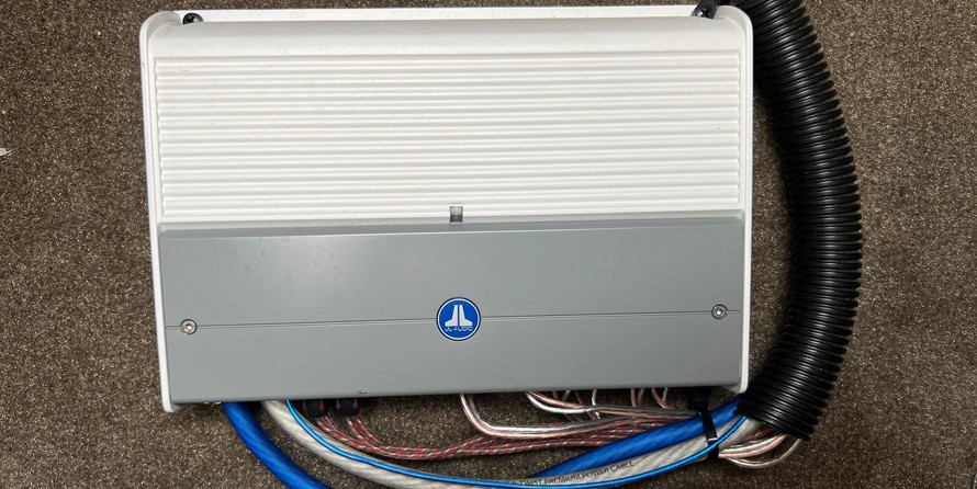 Bayliner 215 Deck Boat