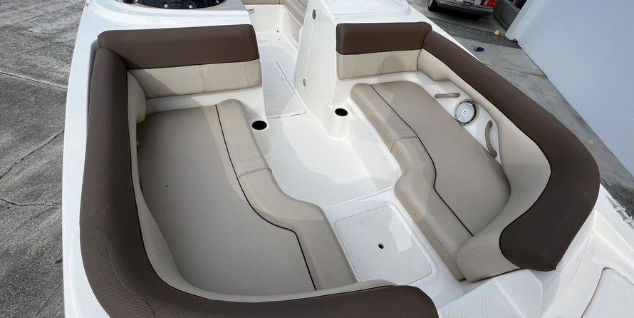 Bayliner 215 Deck Boat
