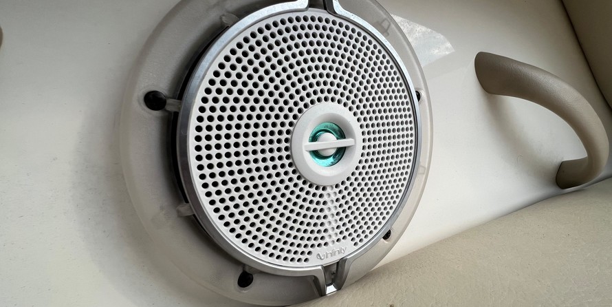 Bayliner 215 Deck Boat