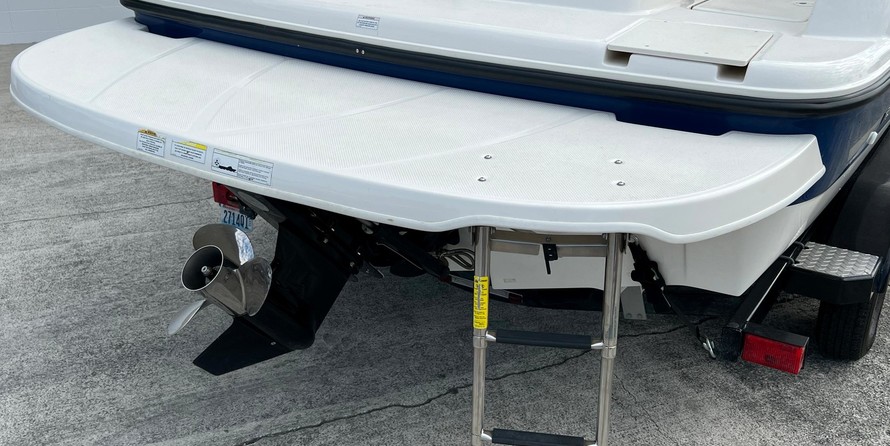 Bayliner 215 Deck Boat