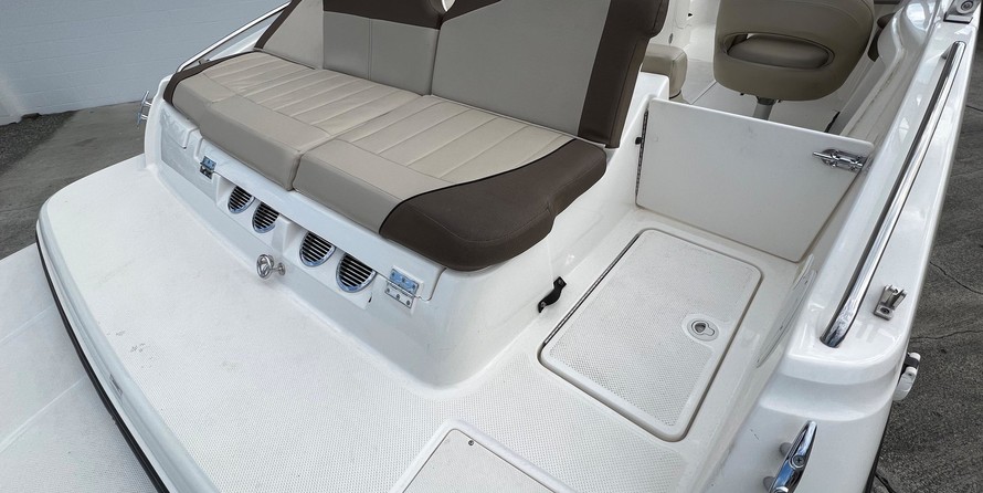 Bayliner 215 Deck Boat