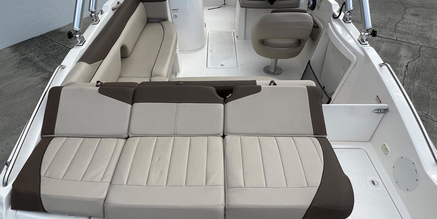 Bayliner 215 Deck Boat