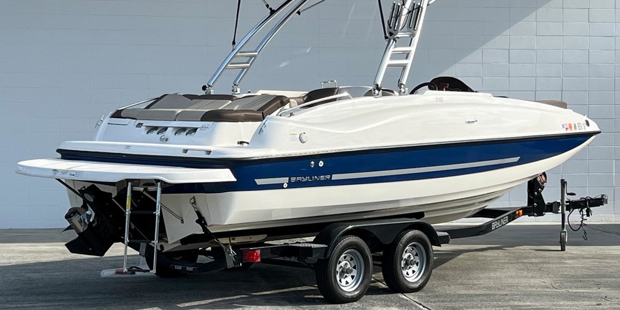 Bayliner 215 Deck Boat