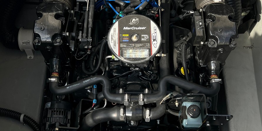 Bayliner 215 Deck Boat