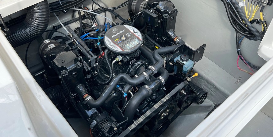 Bayliner 215 Deck Boat