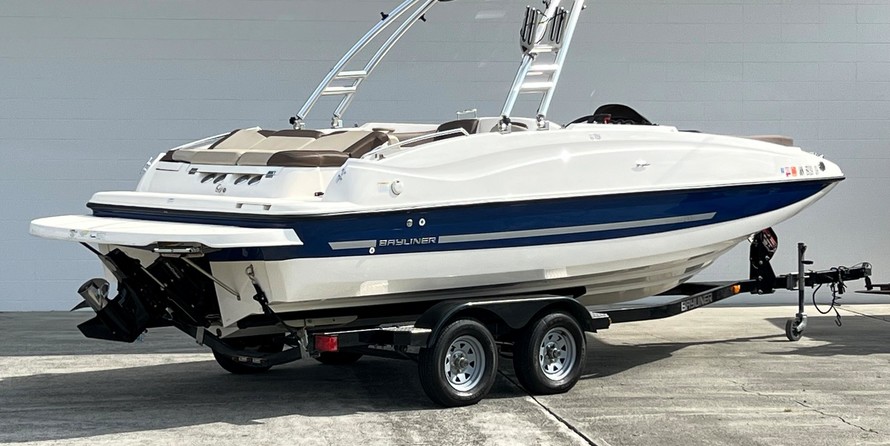 Bayliner 215 Deck Boat