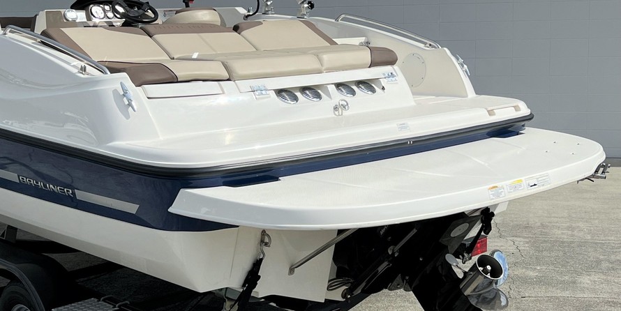 Bayliner 215 Deck Boat
