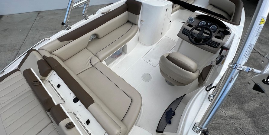 Bayliner 215 Deck Boat