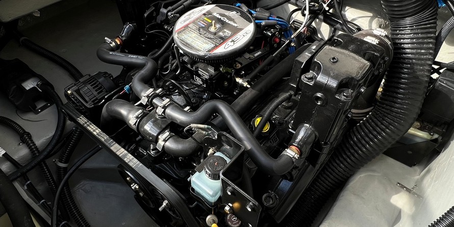 Bayliner 215 Deck Boat