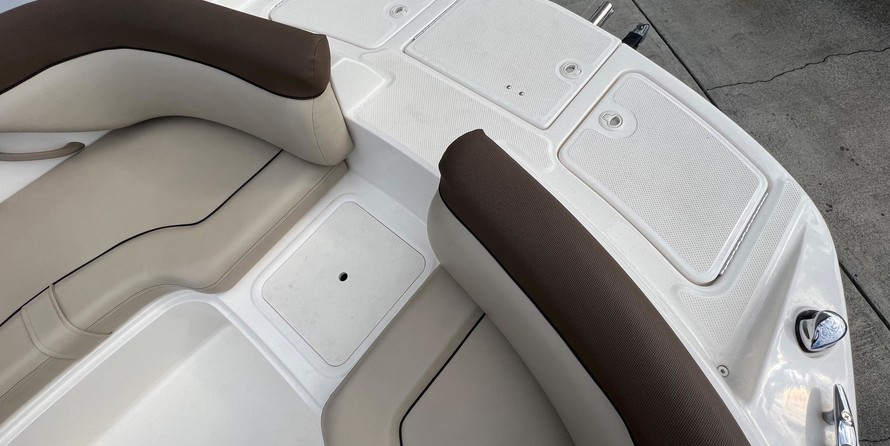 Bayliner 215 Deck Boat