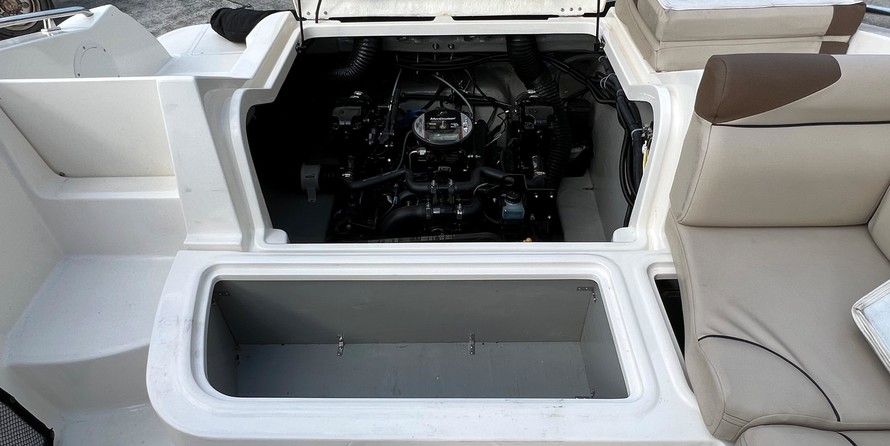 Bayliner 215 Deck Boat