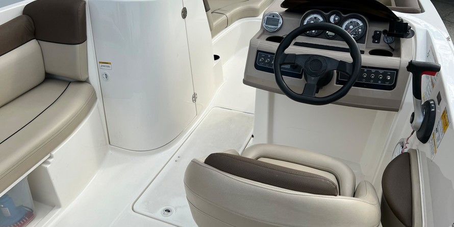 Bayliner 215 Deck Boat