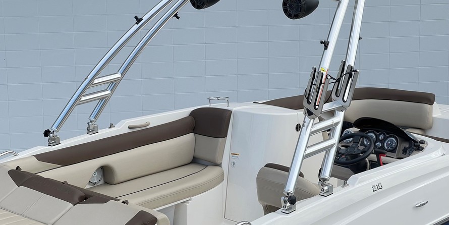 Bayliner 215 Deck Boat