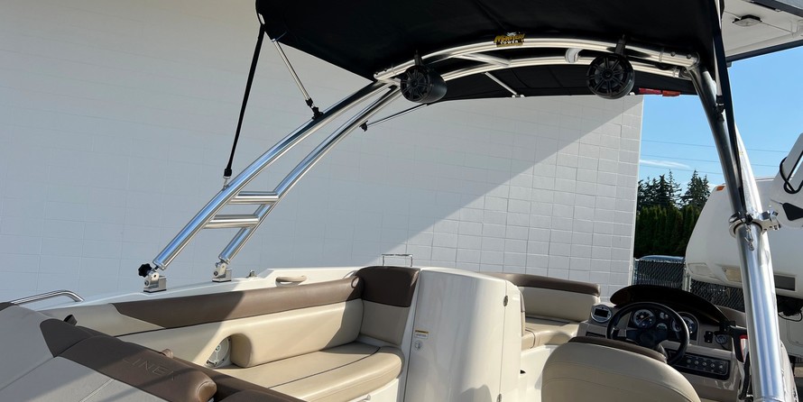 Bayliner 215 Deck Boat