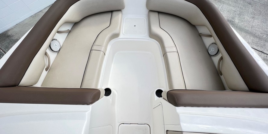 Bayliner 215 Deck Boat