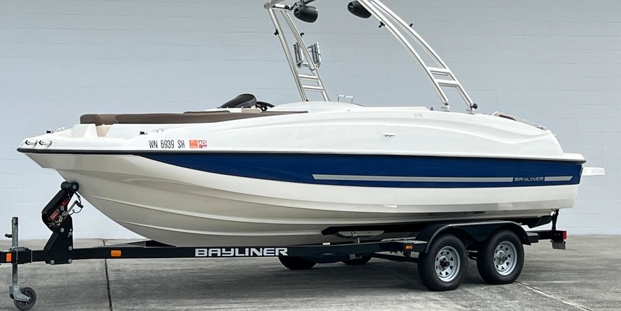 Bayliner 215 Deck Boat