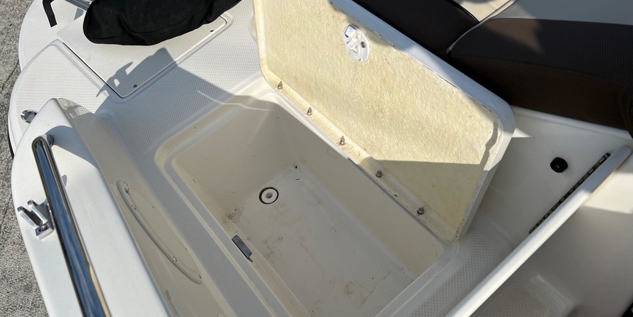 Bayliner 215 Deck Boat