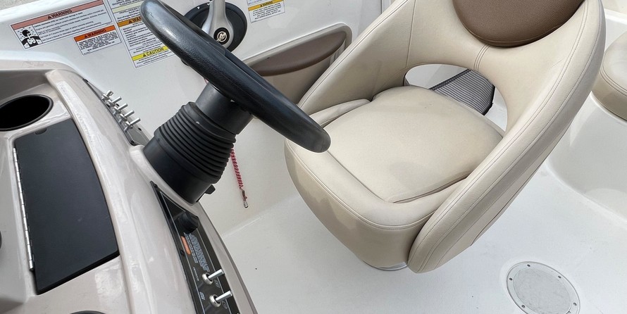 Bayliner 215 Deck Boat