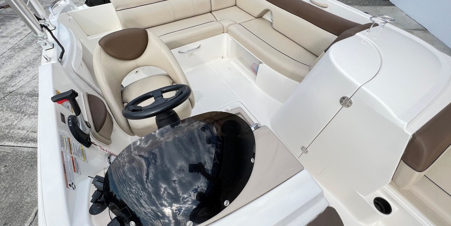 Bayliner 215 Deck Boat