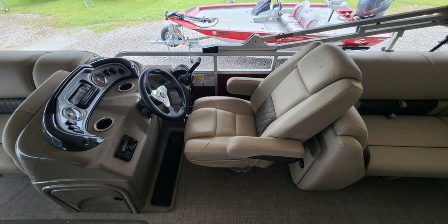 Sun Tracker Party Barge 22 DLX