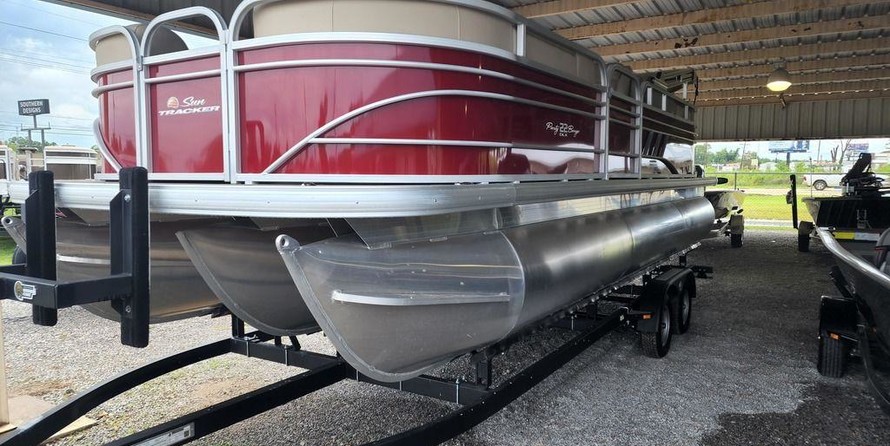 Sun Tracker Party Barge 22 DLX