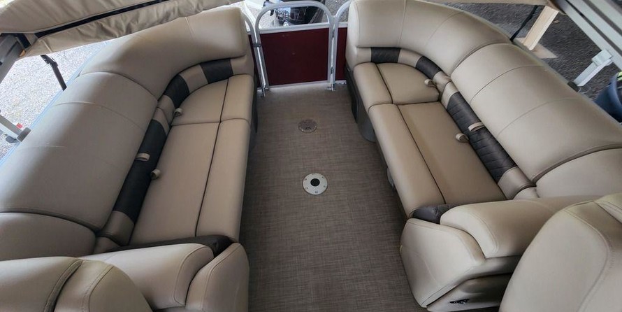 Sun Tracker Party Barge 22 DLX