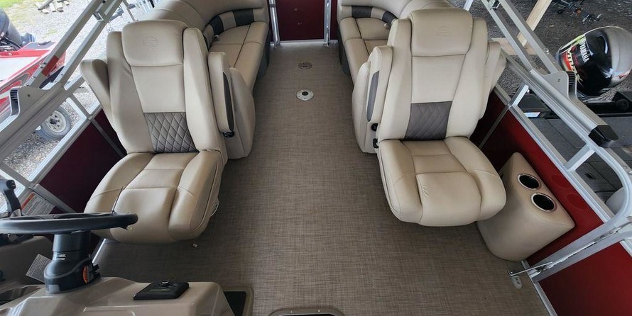 Sun Tracker Party Barge 22 DLX