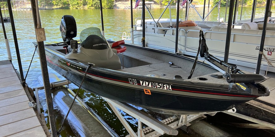 Tracker Super Guide V-16 SC