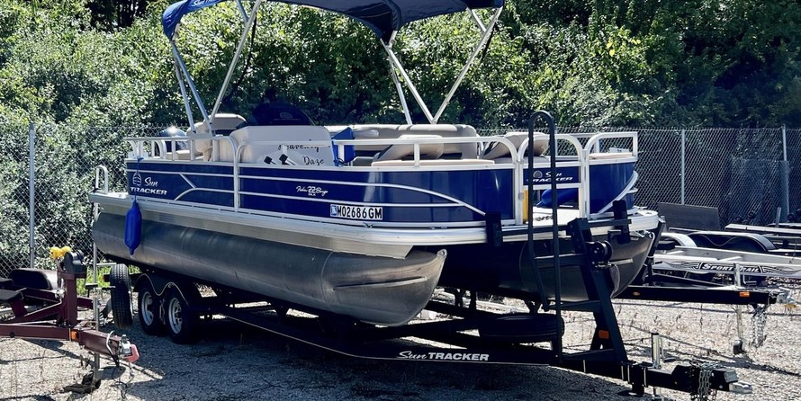 Sun Tracker Fishin Barge 22 DLX