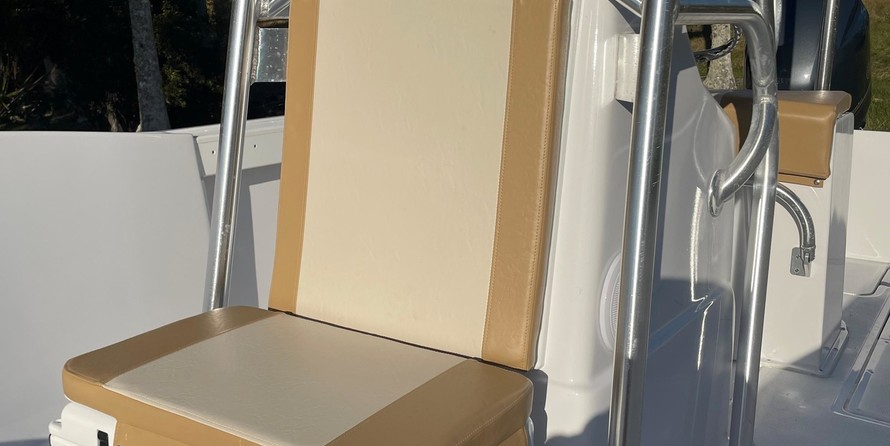 Pursuit 2870 center console