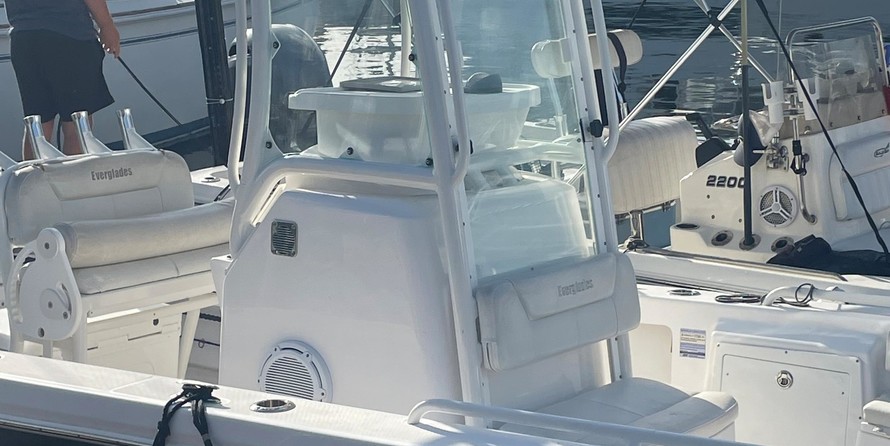 Pursuit 2870 center console
