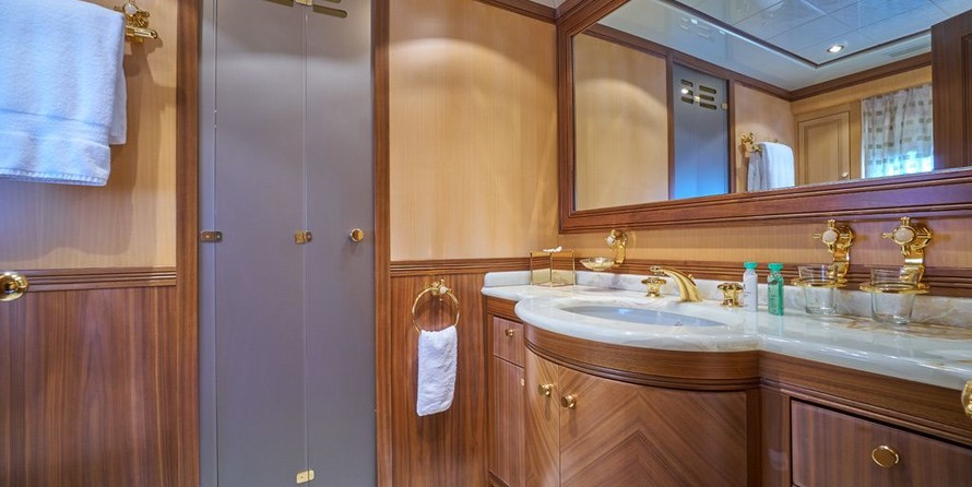 Overmarine Mangusta 130