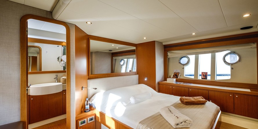 Ferretti 592