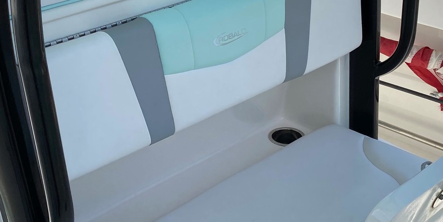 Robalo centre console r272